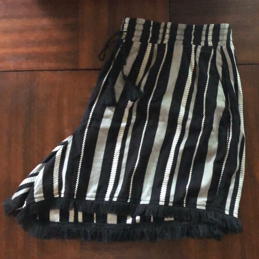 NWT Lane Bryant 18/20 black&white short